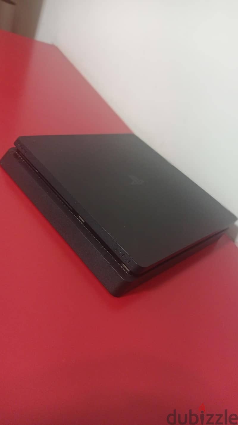 PlayStation 4 slim 1