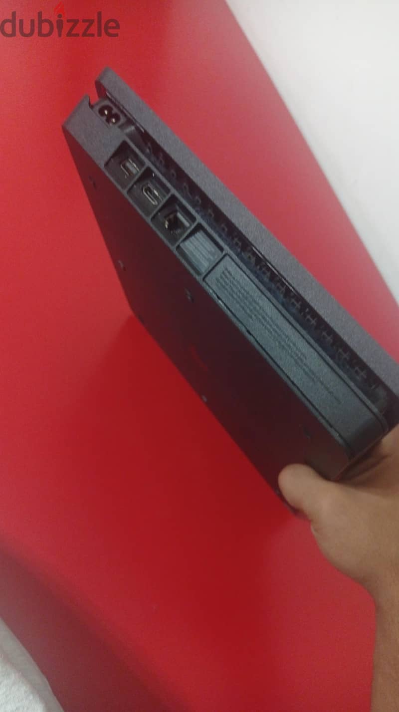 PlayStation 4 slim 3