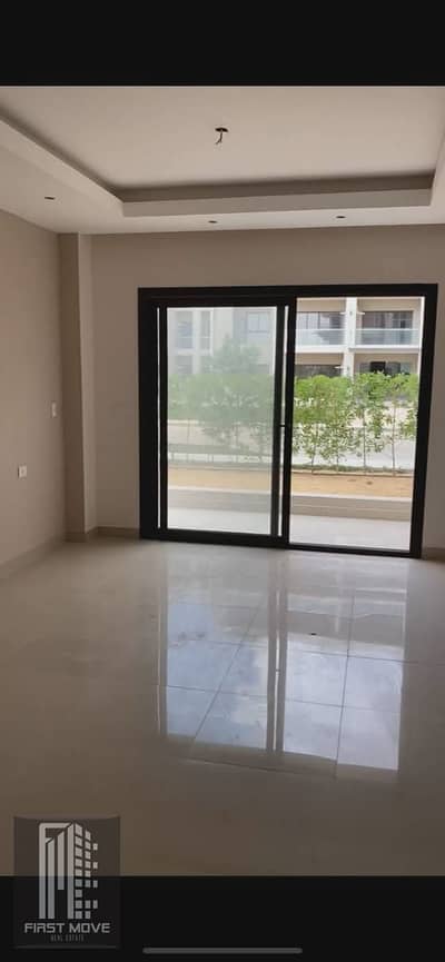 **Why wait years for delivery? Move into your fully finished 3-bedroom apartment with a private garden immediately at Idris East. **