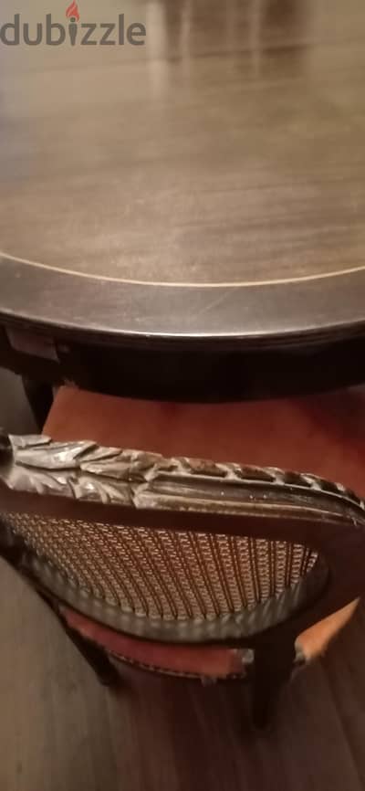 سفرة انتيك واربع كراسي كانيه ، حالة جيدة جدا، دائرية وممكن تكبر بيضاوي