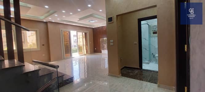 تاون هاوس للبيع في الجولدن سكوير | حمام سباحة خاص | جاهز للسكن