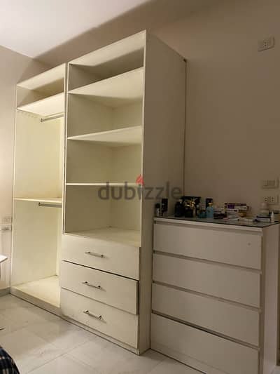 ‏ دولاب بإدراج و واحدة أدراج