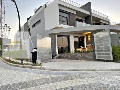 فيلا مستقلة متشطبة بالكامل استلام فورى فلى لافيستا سيتى باطلالة مباشرة على Pool و لاندسكيب