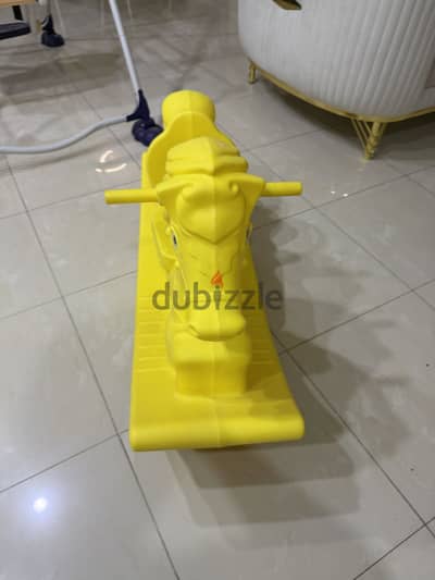حصان هزاز كسر زيرو. يوجد العديد من العاب الاطفال للبيع بداعي السفر