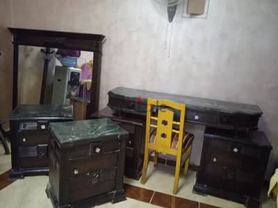 سرير كبير وتسريحه  و٢كمود وشماعه زان
