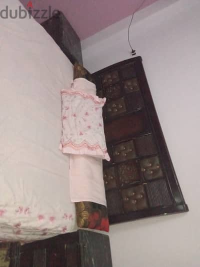 سرير كبير وتسريحه  و٢كمود وشماعه زان