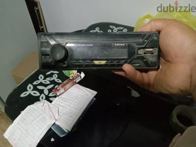 كاسيت سيارة يونيفرسال 1-DIN، USB، MP3، راديو FM، بحالة جيدة وشغال، منا