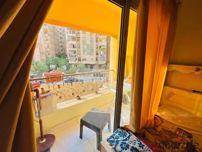شقه للبيع في المعادي جاردنز  فيو امامي واجهه وبحري     مساحه 100م  تتكون من 2غرفه - ريسبشن - مطبخ -حمام- 2بلكونه    الدور  3  يوجد اسانسير       تشطيب
