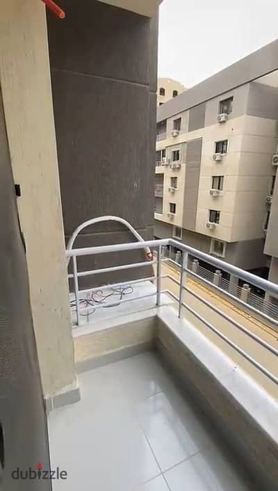 شقة ممتازه للايجار اول سكن في كمبوند بالم الزهراء المعادي أمام شارع الخمسين