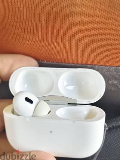 سماعه Air pods pro 2 السماعه ناقصه الفارده اليمين بس هي كامله وزيرو