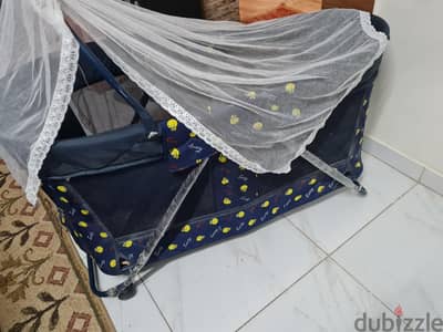 سرير اطفال للبيع بحاله ممتازه