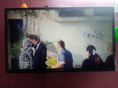 شاشة سامسونج 32 بوصة LED بالقاعدة والريموت الاصلى