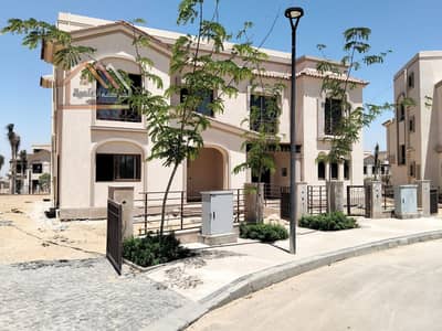 "Best twin villa for sale in Madinaty, model E3, with a down payment and installments for immediate delivery of Four Seasons villas