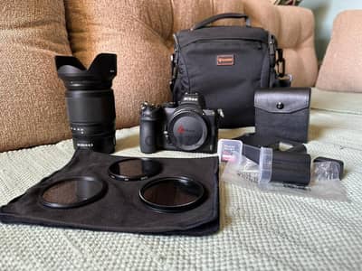 Nikon Z5 Mirrorless + NIKKOR Z 24-200mm VR (حالة ممتازة جدًا)