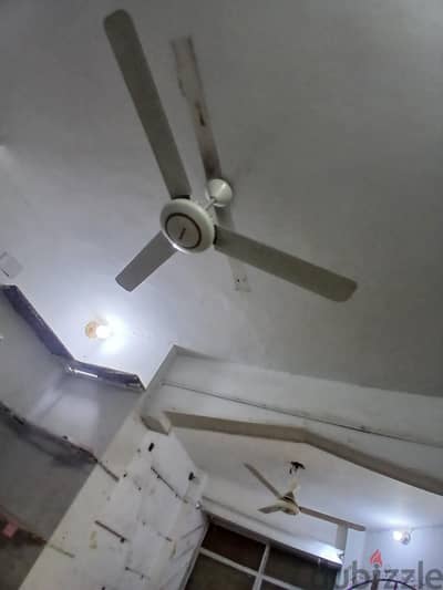 ٢ مروحة سقف شغالين ومتركبين