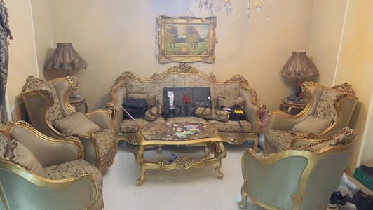 صالون مدهب مع ٣ترابيزه. رخام و معاه ٢ابجوره نحاس و تابلوه