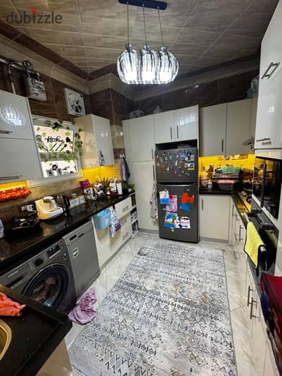 The apartment in the fourth neighborhood has an area of 140 meters, an old load, consisting of two rooms and a large reception area of 3 pieces, one of which had a room opened onto the reception.