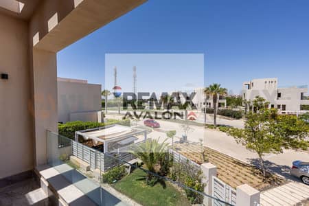 Villa for sale, immediate delivery, with a landscape view (Hacienda Bay) 350 m