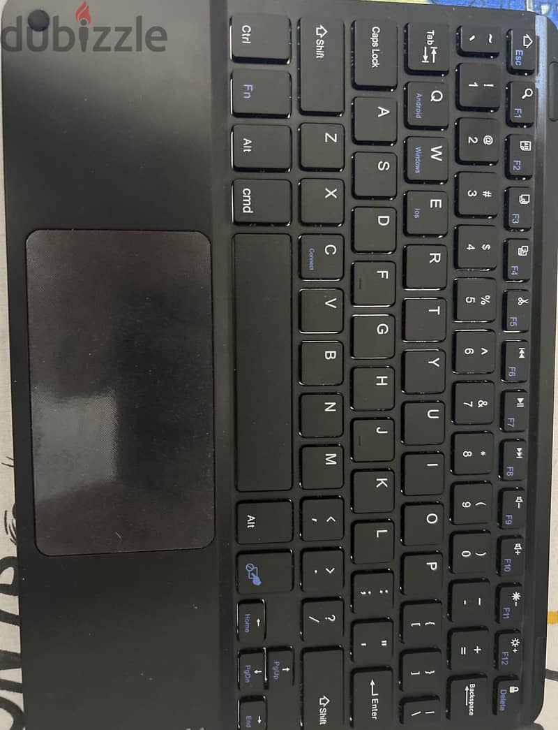 Ipad 13 inch M3 and a case, all original like new with keyboard 5