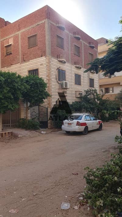 بيت في المجاورة 12 مساحه صافي 140 متر علي المسطح الاخضر في العاشر من رمضان