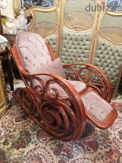 مطلوب شراء تحف وانتيكات ونجف وبايوهات وسجاد ومشغولات نحاسيه