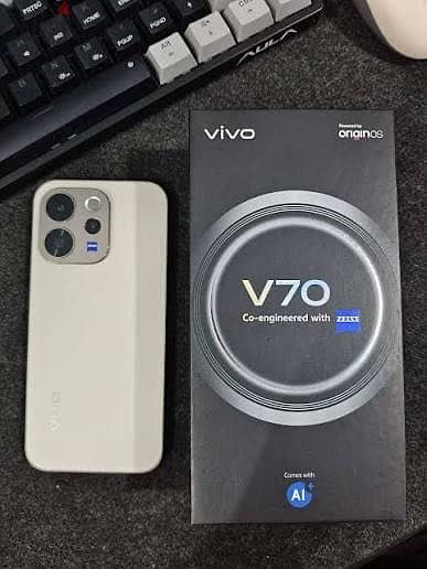 Vivo V70 12/256 بالعلبه و الضمان و تأمين شامل ضد الكسر او التلف