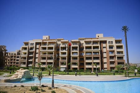 For sale, an apartment of 200m directly on the lake in Garden Hills Compound, October, northern expansions. The apartment has 3 rooms and 3 bathrooms. The price is 3 million and 600 thousand cash, negotiation possible. The apartment is in the compound.