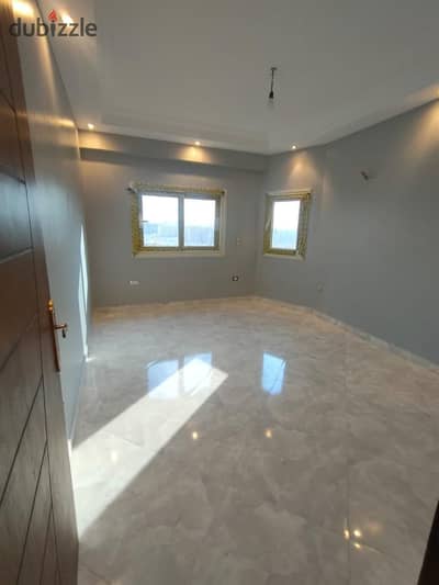 For sale in Zahraa Al-Maadi, Mecca Main Street, 150 meters, three rooms and a bathroom, eighth floor, open view, a few steps from the Fifty Mall and minutes to Carrefour. 3.5 million is required. Note that there is another apartment with the same details on the sixth floor for the same price 01503622666