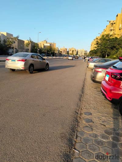 Apartment for sale – Badr El-Din Buildings 16th District, Sheikh Zayed Located on a main street, directly facing the chalets 70 sqm apartment – ​​Raised ground floor Fully paid off (no outstanding installments) – North-facing front unit 2 bedrooms, bathro