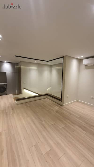 تربلكس رووف للايجار في ايستاون
