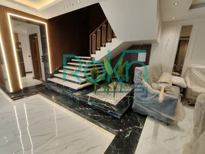 فرصة مميزة لاستئجار فيلا مستقلة في ماونتن فيو تشيل أوت بارك، بموقع استثنائي يطل على اللاندسكيب وحمامات السباحة،