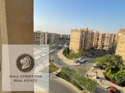 شقه 3 غرف للايجار قانون جديد في مدينتي 143م في B6 امام المسجد والخدمات