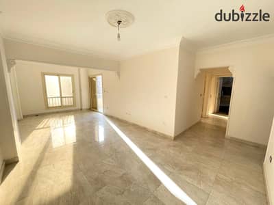 شقة للايجار السكنى 210م / سموحة شارع فوزى معاذ  مبانى حديثة