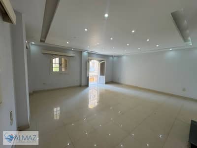 شقه فاضيه 240 متر مميزة للايجار سكني و إداري في البنفسج 3 فيلات في التجمع الاول على شارع التسعين الشمالي ومحور يوسف السباعي