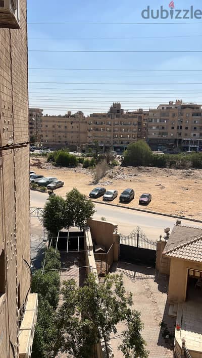 شقة للبيع ١٦٥ م ٢ تحميل قديم في عمارة ٣٦د موقعها مميز جدا فيو مفتوح