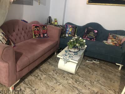 بيع انترية كنبتين وتربيزة سفرة