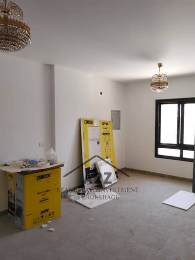 Apartment for rent in Compound Celia, the administrative capital, with kitchen, heaters, and chandeliers. First occupancy, Boom.