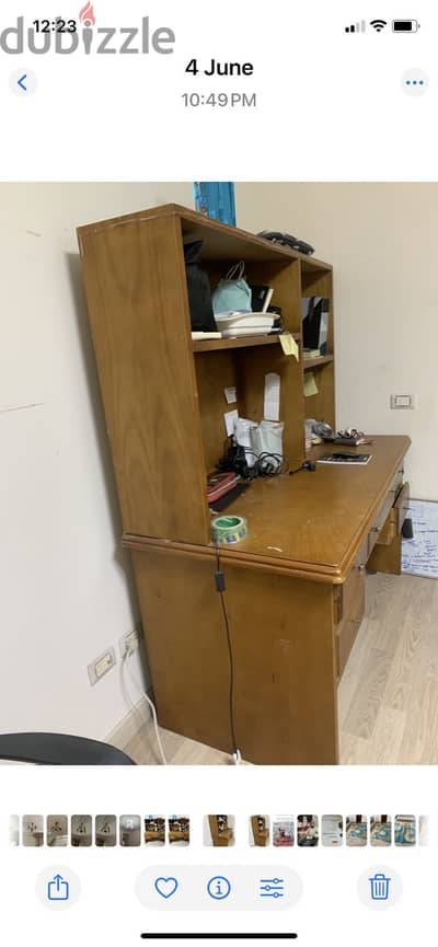 مكتب مثبت عليه مكتبه