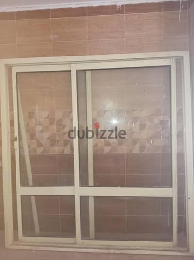 باب الومنتال داحل شقة 2.5 عرض