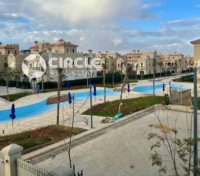 تاون هاوس ٣٠٠م بأسانسير داخلي وإطلالة على المسبح للإيجار في كمبوند الباتيو أورو El Patio Oro التجمع الخامس القاهرة الجديدة