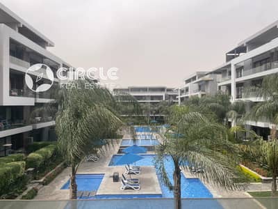 شقة ٢١٠م بإطلالة مباشرة على حمام السباحة الرئيسي للبيع في كمبوند الباتيو 7 El Patio التجمع الخامس القاهرة الجديدة خلف الجامعة الأمريكية AUC