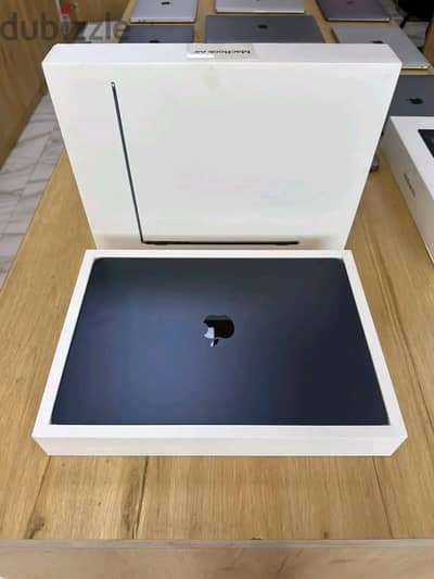 m4 air 15 inch  ram 16 hard 512  جديد متبرشم )كيبورد عربي )