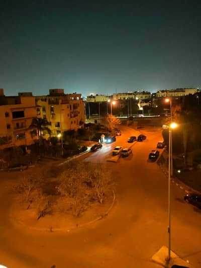 Apartment for sale 220 sqm in the 7th District of Sheikh Zayed City. Features include a kitchen and air conditioning, an open view,  near saudi market