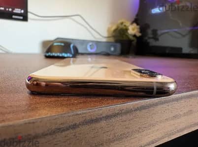 iPhone XS 256GB 100% battery خط في الشاشه
