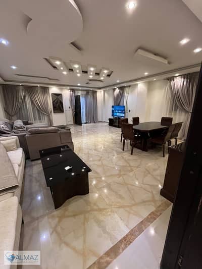 شقه مفروشه 200 متر للايجار في البنفسج 1 فيلات في التجمع الاول يطل الحي على شارع التسعين الشمالي ومحور يوسف السباعي.
