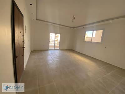 شقه فاضيه  اول سكن مميزة للايجار في فيلات كمبوند الدفاع الوطني في التجمع الخامس  يقع بالقرب المباشر من شارع التسعين الجنوبي ومحور الجزيرة.