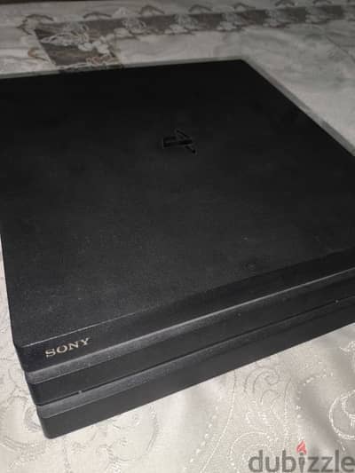 جهاز بلايستيشن 4 برو معاه دراعين و SSD ١ تيرا