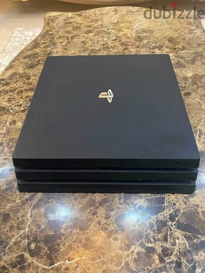 بلايستيشن 4 برو 1 TB متهكر ومعاه دراع اصلي وكابلاته-  PS4 Pro
