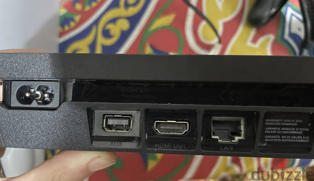 PlayStation 4 slim 1