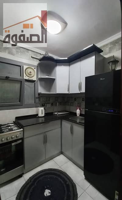 Apartment for rent with kitchen only, Zahra Al-Maadi, Ashgar Darna Compound, distinctive and upscale location, Al-Saadah Street, next to Carrefour and all services, restaurants, and global brands.